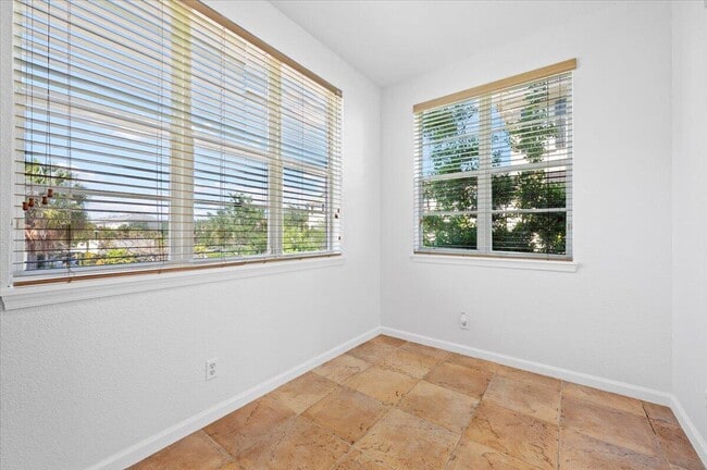 Building Photo - 131 Greenwich Cir
