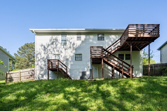 Building Photo - Stunningly renovated 4 bedroom 3 bathroom ...