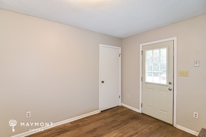 Building Photo - 5805 Hyde Park Dr