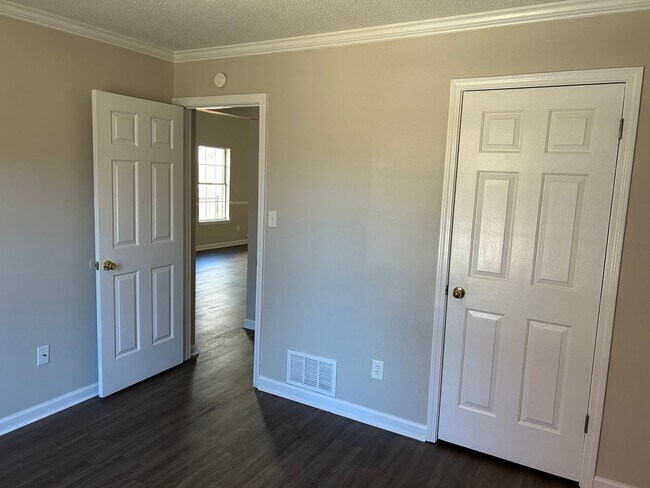 Building Photo - 7122 Village Ln