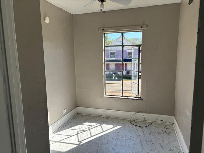 Building Photo - 255 5th St