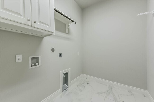 Building Photo - 21825 Enchanted Rock Dr N