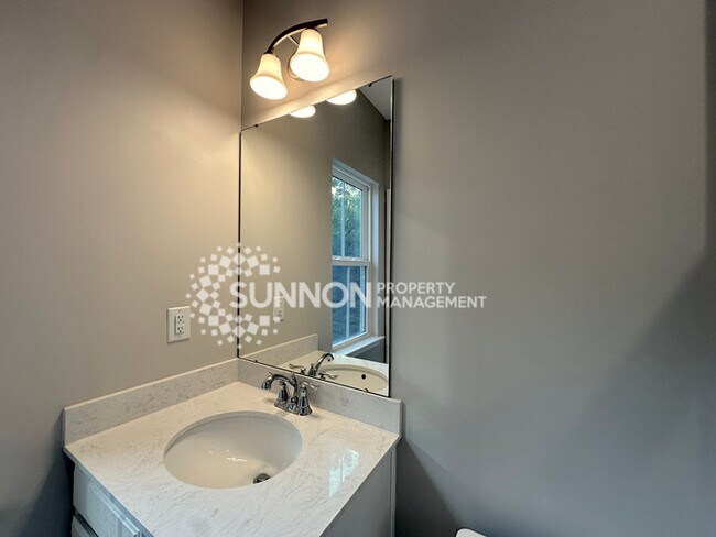 Building Photo - 3 Bedroom Townhome in Mountain Island