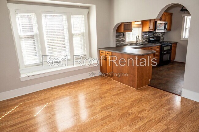 Building Photo - 702 S 51st St