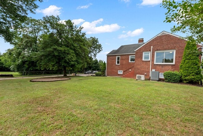 Building Photo - Knoxville 37909 - 3 bedroom 2 bath - call ...