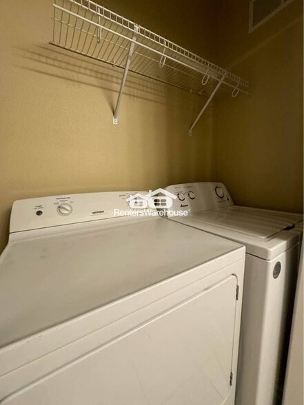 Building Photo - 2000 Meadow Ct