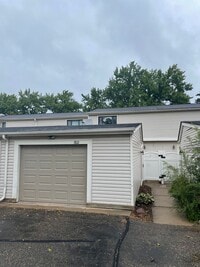 Building Photo - Spacious 3 BR / 2 BA Townhouse w/ Walkout ...