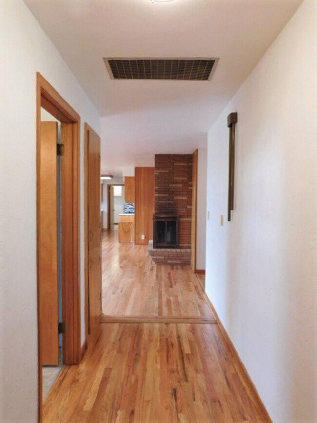 Building Photo - 3Bd/1.5Ba Single Story House - Available S...
