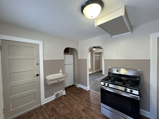 Building Photo - 3404-3406 Victory Ave