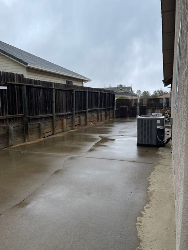 Building Photo - 3 Bedroom Located in Country Heights Subdi...