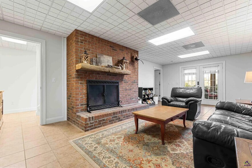 Building Photo - 154 Mossland Dr