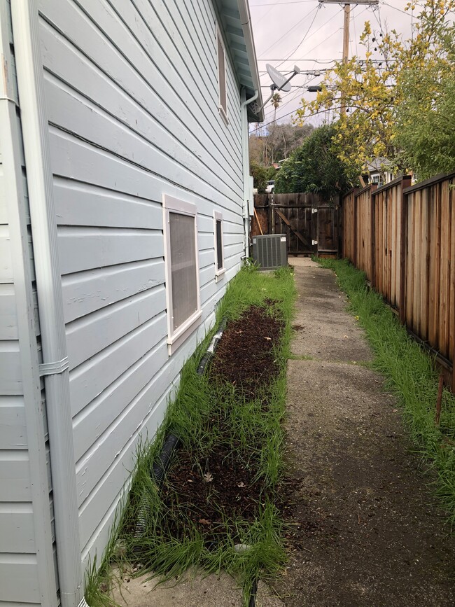 Side yard - 2749 Kinney Dr