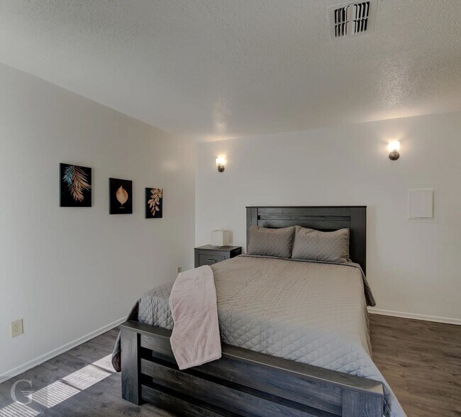 Building Photo - Fully Furnished All Bills Included - 2 bed...