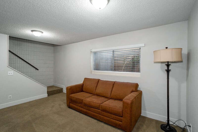Building Photo - 781 N Valley View Dr