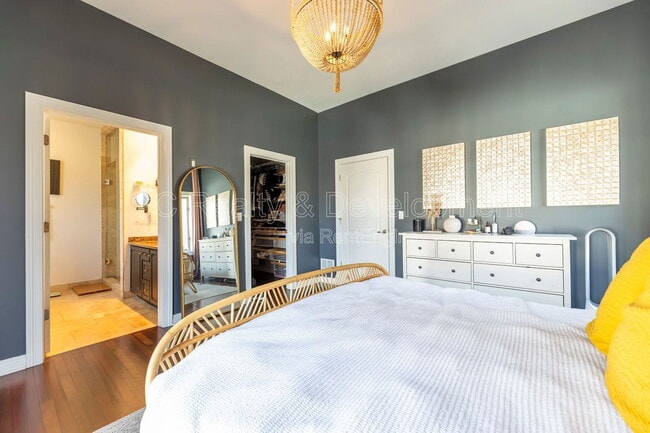 Building Photo - 852 N Damen Ave