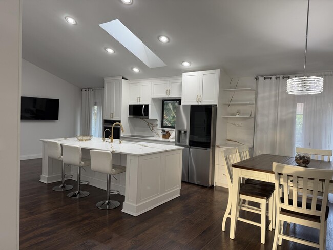 Building Photo - 1532 Primrose Ln