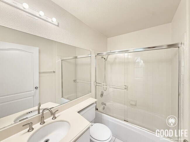 Building Photo - Upgraded 2B/2BA With AC, Washer/Dryer, & Private Patio!