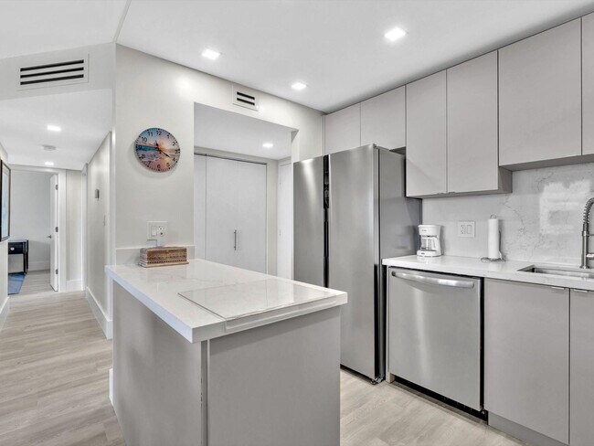 Building Photo - 1421 S Ocean Blvd