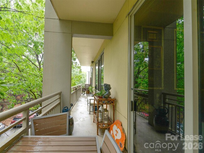 Building Photo - 701 Royal Ct