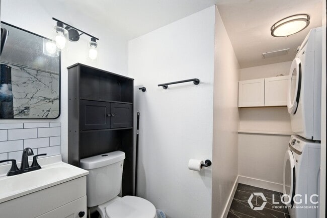 Building Photo - Beautiful Spacious Home with a Fully fence...