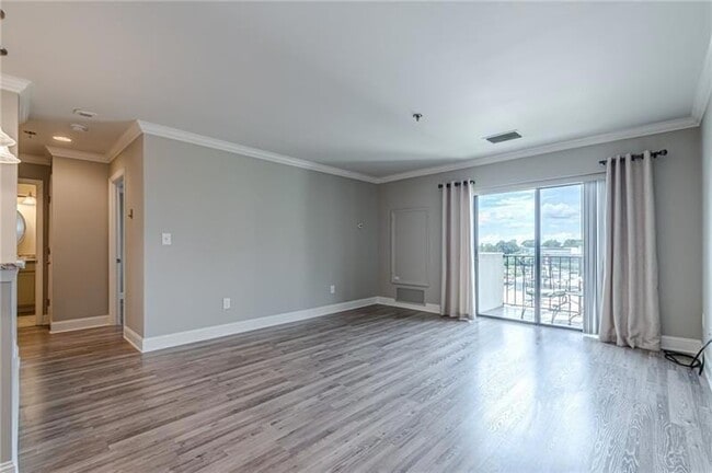 Building Photo - 300 Johnson Ferry Rd