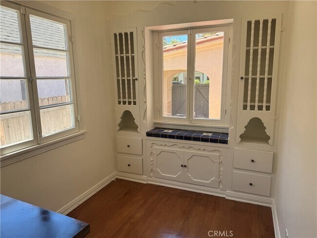 Building Photo - 144 S La Peer Dr