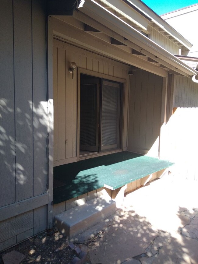 Building Photo - 937 W Madera Ln