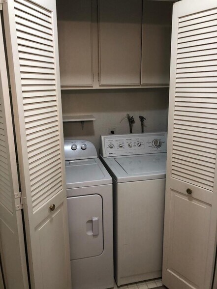 Washer/Dryer Upstairs In Unit - 531 11th St