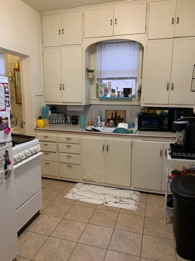 Building Photo - 605 Gray St