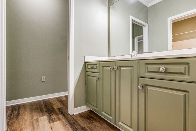 Building Photo - Great Home in the Tiger Point community of Champions Green!