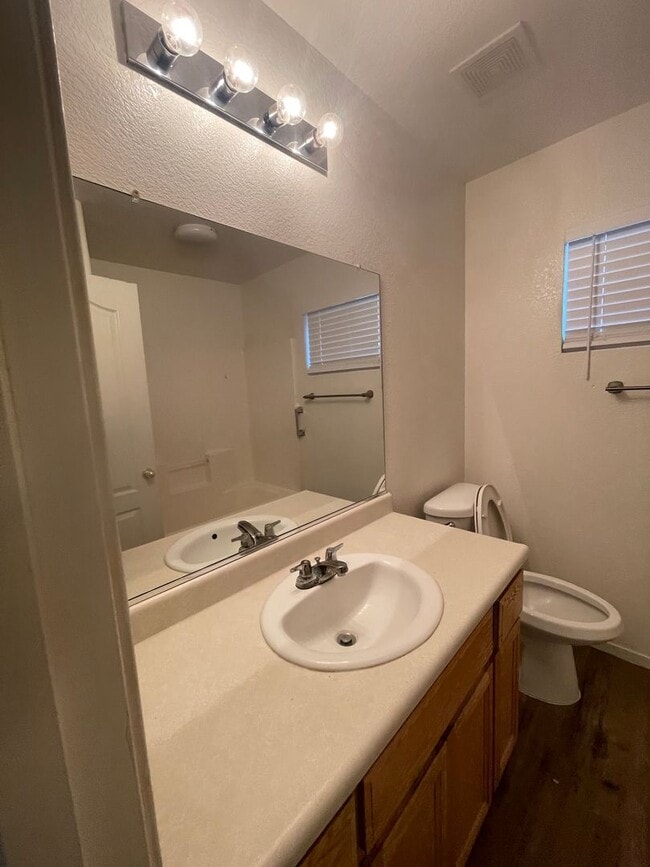 Building Photo - Beautiful 3 bedroom and 2 bath home ready for move in.