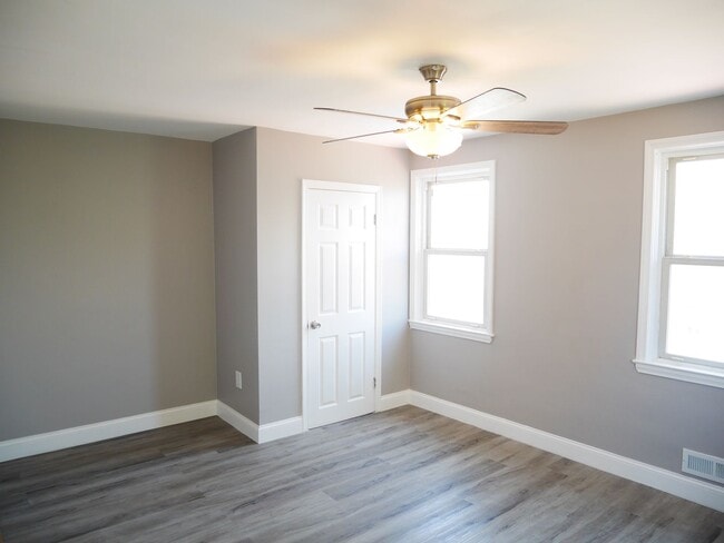 Building Photo - Spacious 4 Bedroom End Unit- Colgate