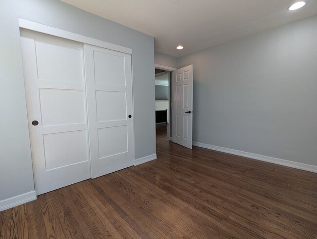 Building Photo - Beautiful 2 bedroom/1 bath home with solid surface flooring!