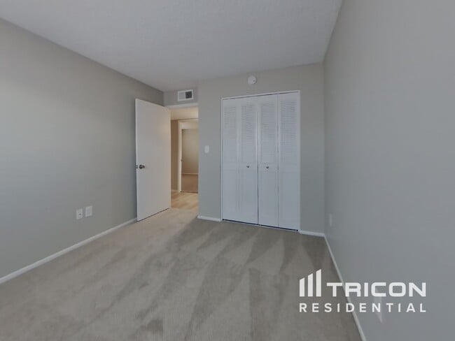 Building Photo - 4801 W Larkspur Dr