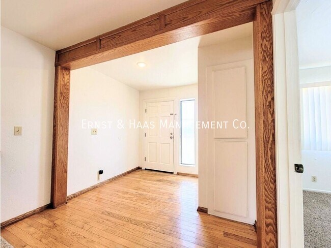 Building Photo - 2755 E Hill St