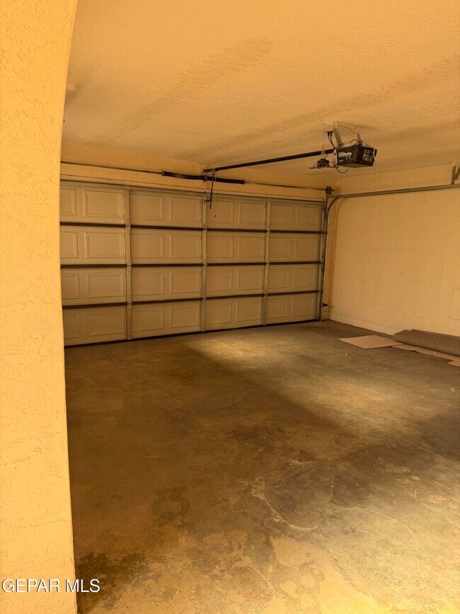 Building Photo - 320 Thunderbird Dr