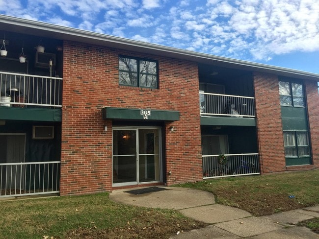 Building Photo - 305 N Robinson Cir