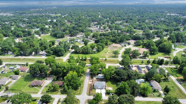 Building Photo - 8595 Parkway Dr