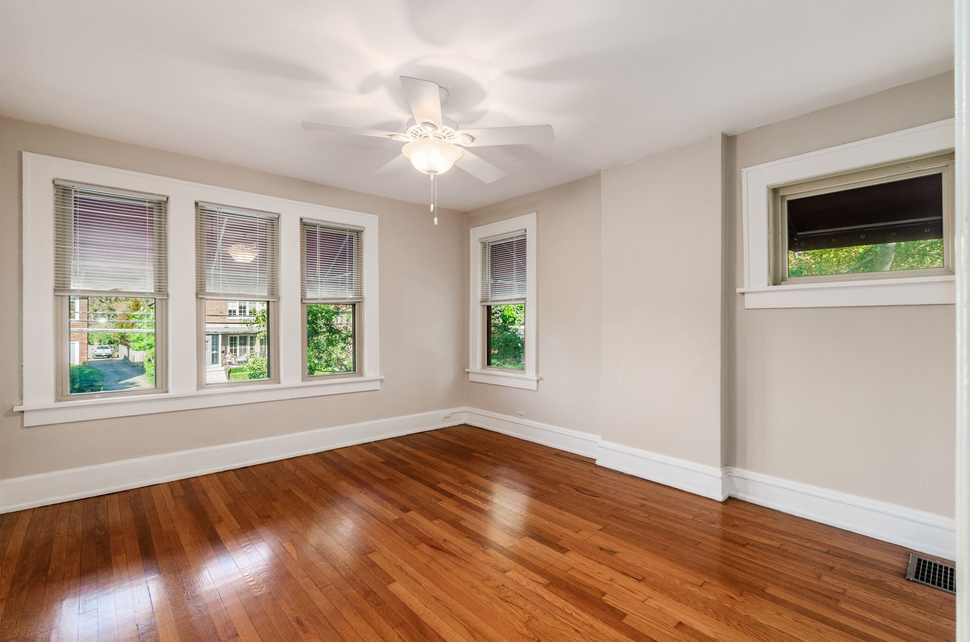 Building Photo - 534 S Drexel Ave