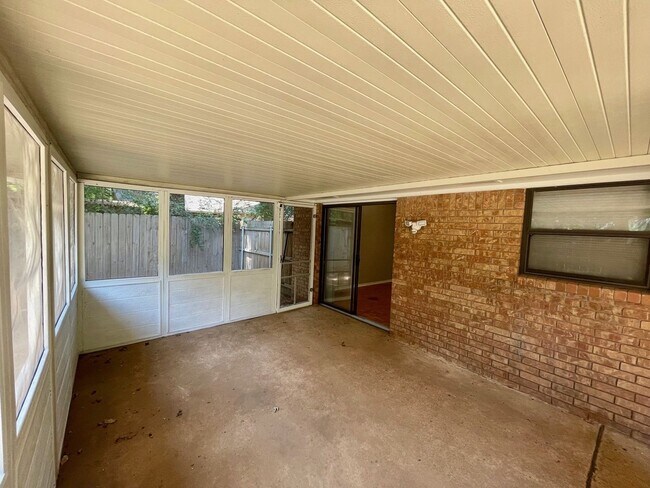 Building Photo - REMODELED HOME ON A QUIET STREET JUST ONE MILE WEST OF OU CAMPUS!