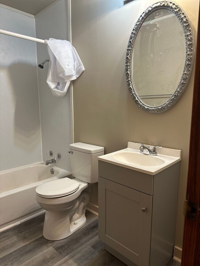 Building Photo - Available Now! 3-Bed, 1-Bath Home in central Springdale + Garage and Large, Fence-In Backyard!