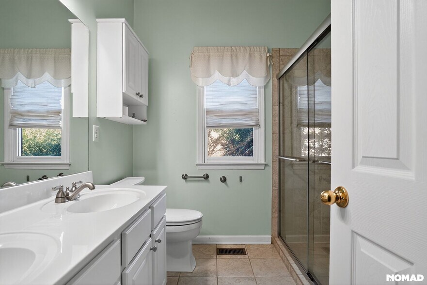 Building Photo - 838 Valley Dr