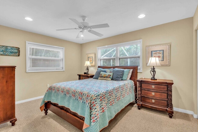 Building Photo - 2852 Gulf Gate Dr