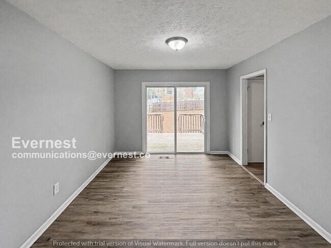 Building Photo - 4 Bed, 2 Bath Home with Garage / Pet-Friendly / Available Now!