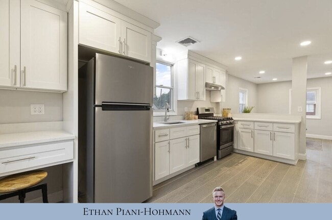 Building Photo - 7 Cozy St