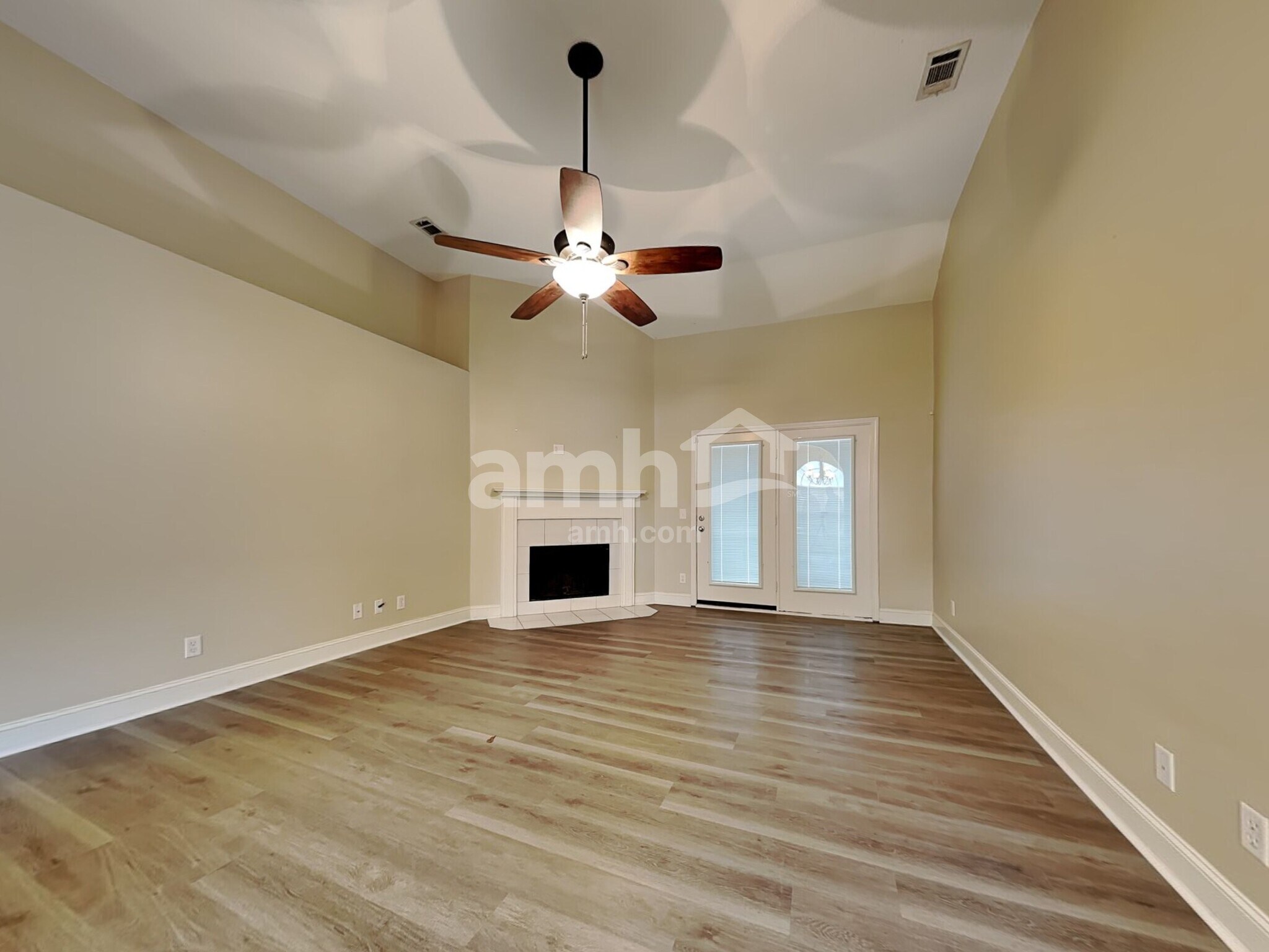 Building Photo - 409 Roberts Way