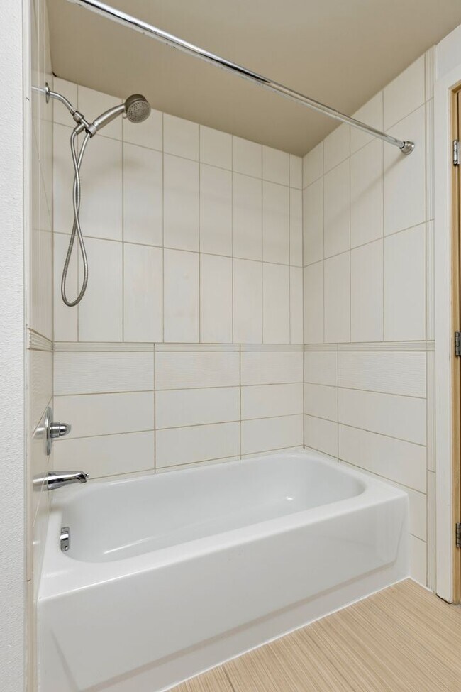 Building Photo - 1bd/1ba Seattle Condo