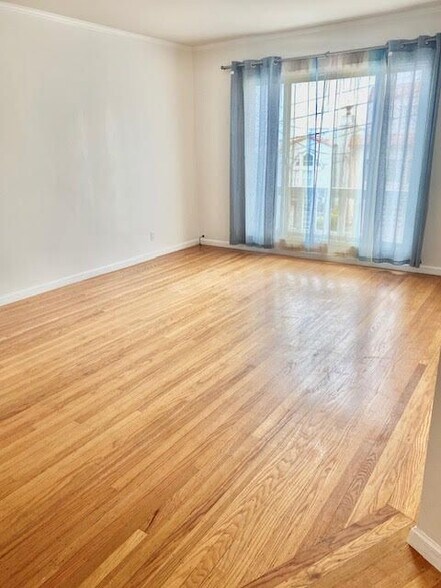 Building Photo - 550 43rd Ave