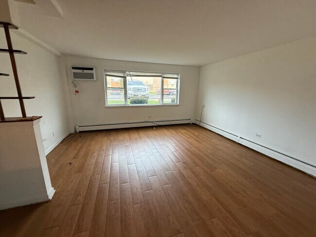 Building Photo - 9595 Maple Dr