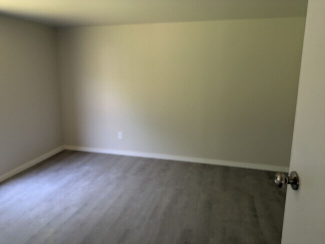 Building Photo - Springs Road Estates Unit#25